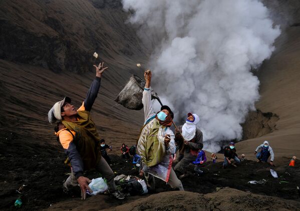 Жертвоприношение вулкану Бромо на острове Ява в Индонезии - Sputnik Кыргызстан