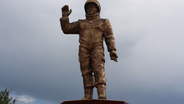 Памятник космонавтам на территории санатория Кыргызское взморье - Sputnik Кыргызстан