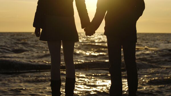 Пара держится за руки у моря. Архивное фото - Sputnik Кыргызстан
