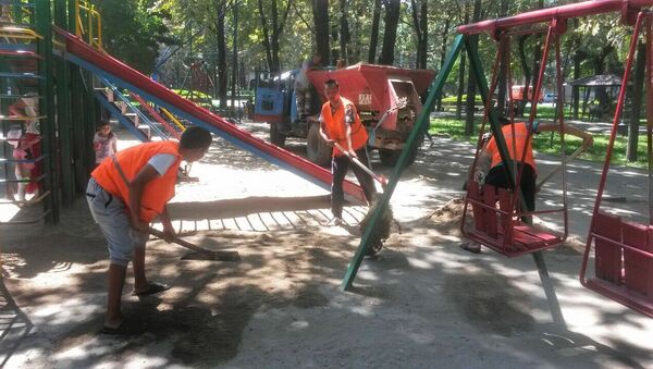 Сотрудники МП Тазалык завозит песок на столичные детские площадки - Sputnik Кыргызстан