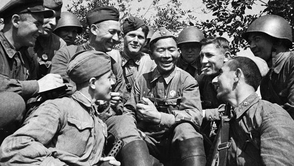 Советские бойцы отдыхают между боями. Архивное фото - Sputnik Кыргызстан