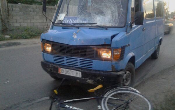 По словам очевидца, пострадавшего велосипедиста увезли на такси в больницу, в какую именно — пока неизвестно. - Sputnik Кыргызстан
