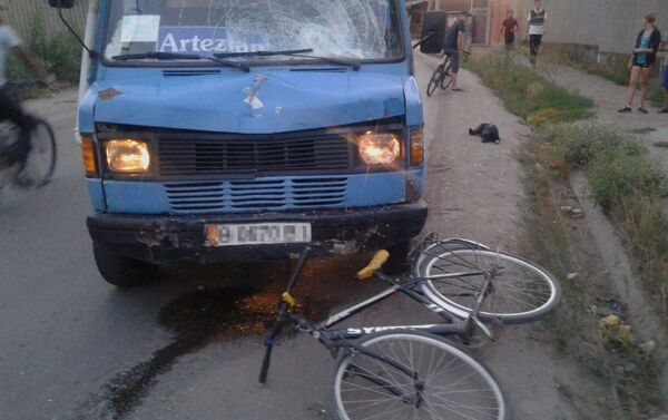 В селе Нижняя Ала-Арча на северной окраине Бишкека водитель микроавтобуса сбил велосипедиста, сообщил читатель через WhatsApp-канал Sputnik Кыргызстан - Sputnik Кыргызстан