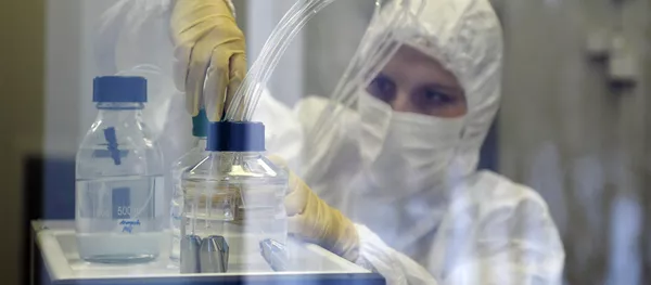 Сотрудница лаборатории. Архивное фото Сотрудница лаборатории. Архивное фото - Sputnik Кыргызстан