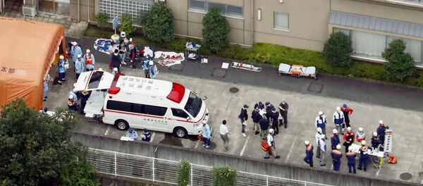 Медики и сотрудники полиции у дома инвалидов, где мужчина напал с ножом на людей Медики и сотрудники полиции у дома инвалидов, где мужчина напал с ножом на людей - Sputnik Кыргызстан