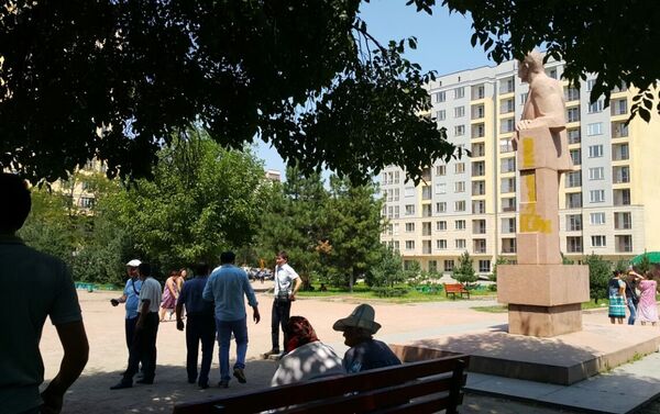В центре Бишкека, в сквере имени Максима Горького, митингуют почти 700 человек - Sputnik Кыргызстан