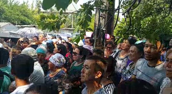 Крики митингующих и оцепление милиции — акция протеста в Бишкеке Крики митингующих и оцепление милиции — акция протеста в Бишкеке - Sputnik Кыргызстан