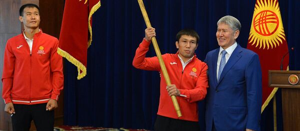 Алмазбек Атамбаев во вторник принял участие в торжественной церемонии проводов членов спортивной делегации Кыргызской Республики на ХХХI летние Олимпийские игры в Рио-де- Жанейро (Бразилия). - Sputnik Кыргызстан