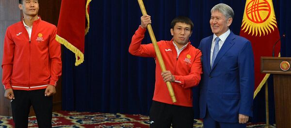 Өздөгү жалың, жүрөктөгү сезим. Алмазбек Атамбаев спортчуларда кабыл алды Өздөгү жалың, жүрөктөгү сезим. Алмазбек Атамбаев спортчуларда кабыл алды - Sputnik Кыргызстан