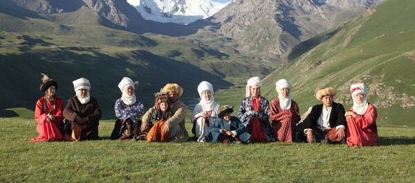 Улуттук кийим кийген адамдар. Архив - Sputnik Кыргызстан