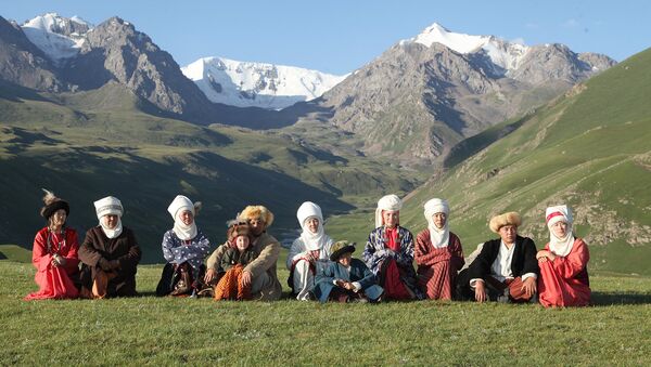 Улуттук кийим кийген адамдар. Архив - Sputnik Кыргызстан