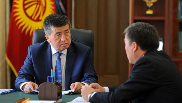Премьер-министр Сооронбай Жээнбеков во время встречи с председателем Государственной налоговой службы Замирбеком Осмоновым - Sputnik Кыргызстан