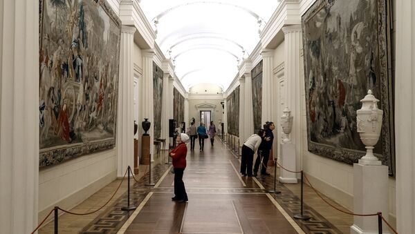 Посетители осматривают гобелены в зале Эрмитажа в Санкт-Петербурге. Архивное фото - Sputnik Кыргызстан