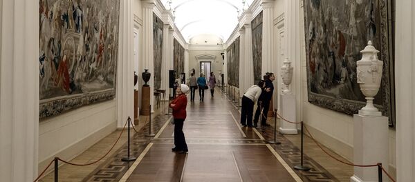 Посетители осматривают гобелены в зале Эрмитажа в Санкт-Петербурге. Архивное фото - Sputnik Кыргызстан