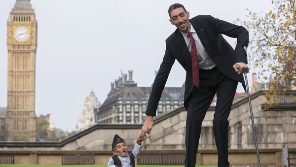 Самый низкий человек в мире Чандра Бахадур Данги и самый высокий человек Султан Косен в Лондоне. Архивное фото - Sputnik Кыргызстан