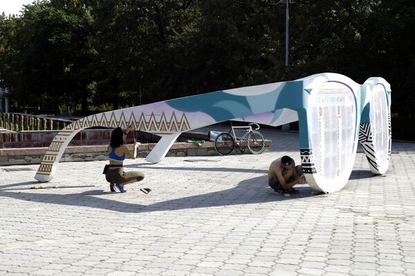 Установка арт-инсталляции Очки на Аллее молодежи в центре Бишкека - Sputnik Кыргызстан