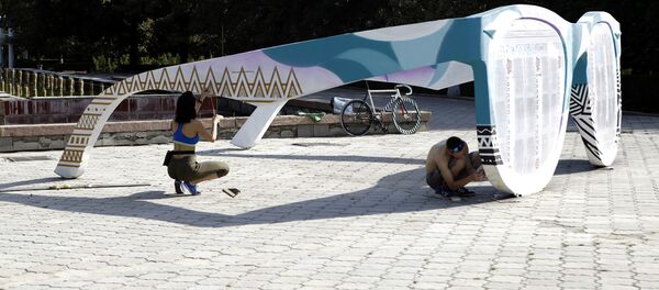 Художники  DOXA art-group красят инсталляцию Очки на Аллее молодежи в центре Бишкека - Sputnik Кыргызстан