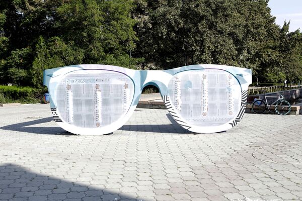 Установка арт-инсталляции Очки на аллее Молодежи в центре Бишкека Установка арт-инсталляции Очки на аллее Молодежи в центре Бишкека - Sputnik Кыргызстан