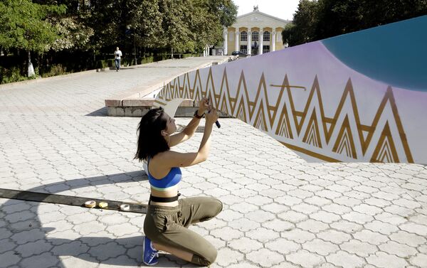 Оригинальную инсталляцию на Аллее молодежи в центре Бишкека покрасили. Теперь очки бело-бирюзовые с золотистыми узорами - Sputnik Кыргызстан