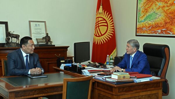 Президент Кыргызстана Алмазбек Атамбаев во время встречи с директором Антикоррупционной службы Госкомитета нацбезопасности Уланом Исраиловым - Sputnik Кыргызстан