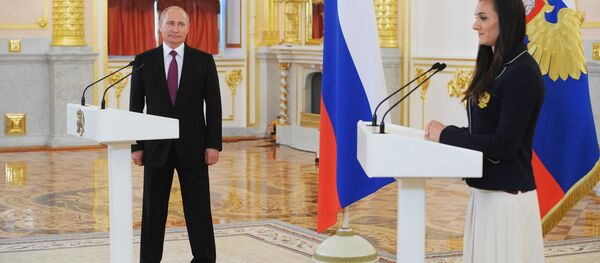 Президент России Владимир Путин и двукратная олимпийская чемпионка Елена Исинбаева во время встречи президента РФ с членами олимпийской сборной России в Александровском зале Кремля. - Sputnik Кыргызстан