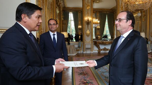 Посол Кыргызстана во Франции Асеин Исаев во время вручения верительной грамоты Франсуа Олланду - Sputnik Кыргызстан