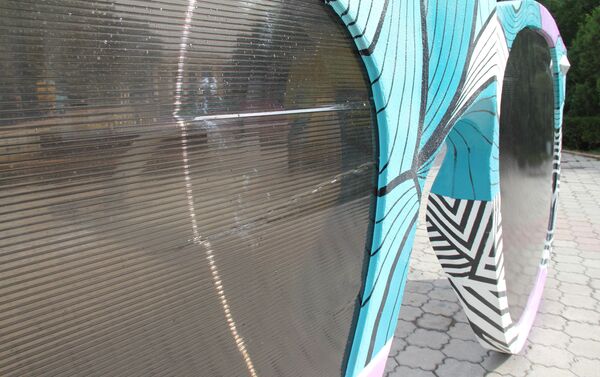 Новая инсталляция представляет собой очки высотой 2 и шириной 6 метров - Sputnik Кыргызстан