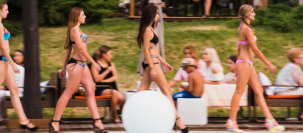 Обладательница звания Мисс Бикини 2016 Саадат Асылбекова (посередине) во время дефиле - Sputnik Кыргызстан