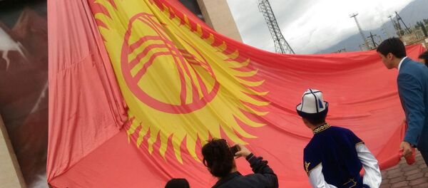 Установка флагштога, высотой 35 метров в Балыкчи - Sputnik Кыргызстан