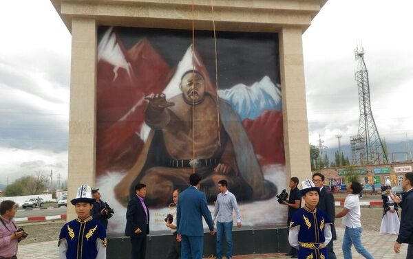 Рядом с флагштоком, высота которого составляет 35 метров, есть монументальное сооружение с изображением четырех известных кыргызских исторических персонажей. - Sputnik Кыргызстан