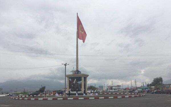 При въезде в Балыкчи на новом флагштоке вывесили флаг Кыргызстана - Sputnik Кыргызстан