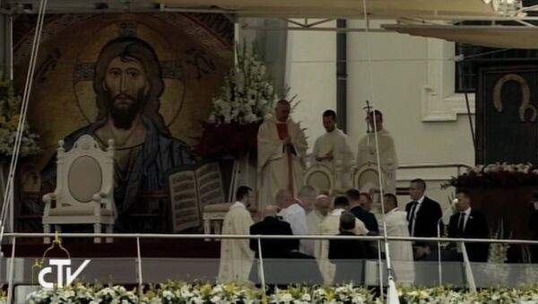 Папа римский Франциск упал во время богослужения в Польше - Sputnik Кыргызстан