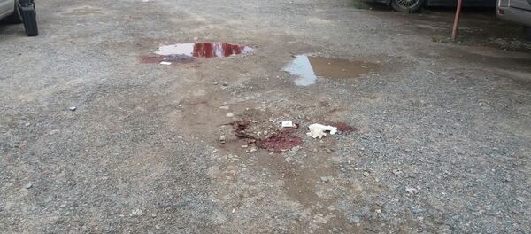 Следы крови на земле у взорвавшейся машины работника прокуратуры в селе Орто-Сай Следы крови на земле у взорвавшейся машины работника прокуратуры в селе Орто-Сай - Sputnik Кыргызстан