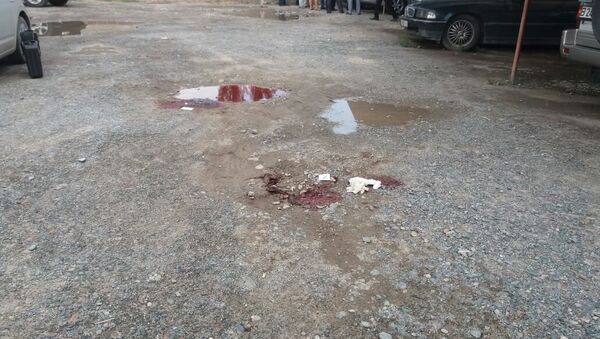 Следы крови на земле у взорвавшейся машины работника прокуратуры в селе Орто-Сай - Sputnik Кыргызстан