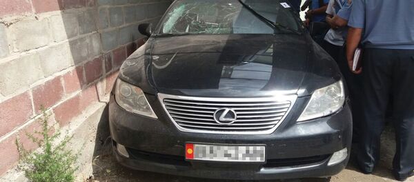 Сотрудники правоохранительных органов у взорвавшейся машины работника прокуратуры в селе Орто-Сай, архивное фото - Sputnik Кыргызстан