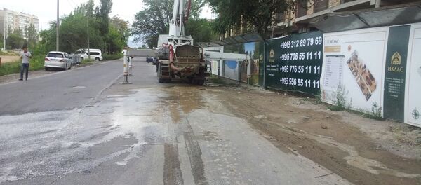 Строительный кран на объекте - Sputnik Кыргызстан