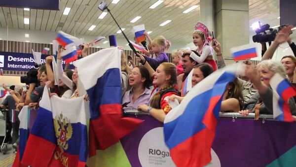 Болельщики спели &quot;Катюшу&quot; российским олимпийцам в аэропорту Рио-де-Жанейро - Sputnik Кыргызстан