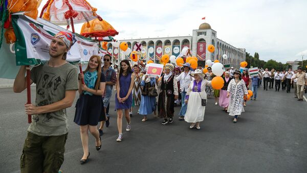 Марш по центру Бишкека участников и гостей международного фестиваля культуры Оймо - Sputnik Кыргызстан