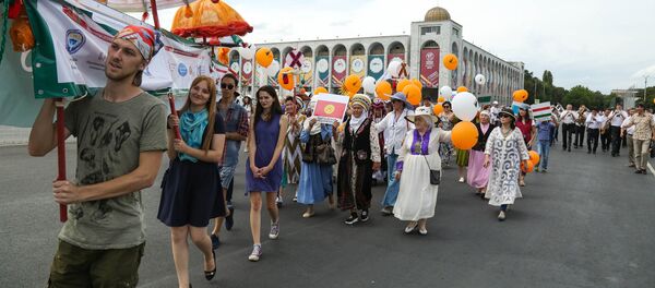 Марш по центру Бишкека участников и гостей международного фестиваля культуры Оймо - Sputnik Кыргызстан