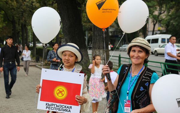 Горожане, ремесленники радовались и встречали друг друга улыбками и аплодисментами. - Sputnik Кыргызстан