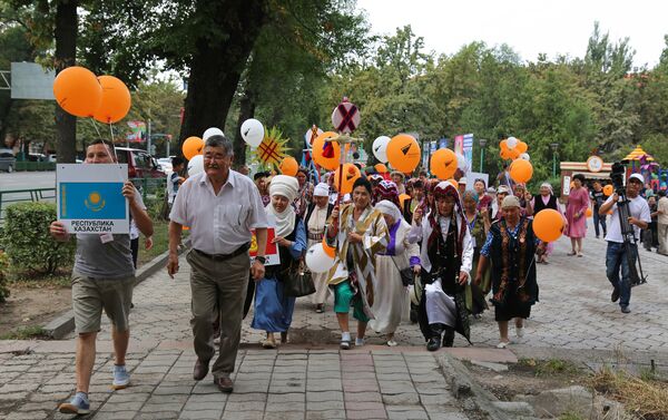 Участники и гости международного фестиваля культуры Оймо прошли маршем по центру столицы - Sputnik Кыргызстан
