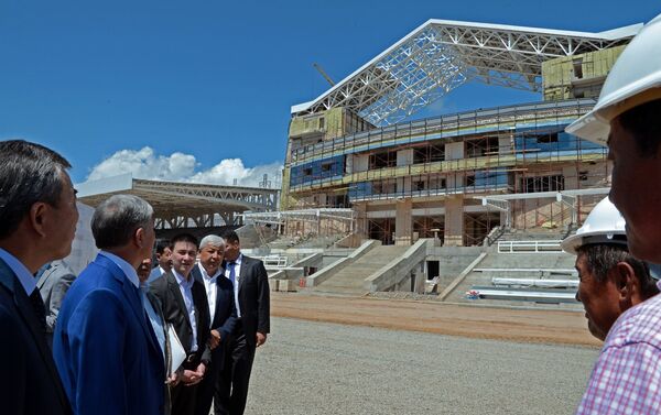 Президент Алмазбек Атамбаев в пятницу ознакомился с ходом реконструкции ипподрома в селе Бактуу-Долоноту - Sputnik Кыргызстан