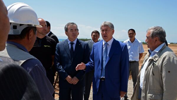 Президент КР Алмазбек Атамбаев во время ознакомления реконструкции ипподрома в селе Бактуу-Долоноту - Sputnik Кыргызстан