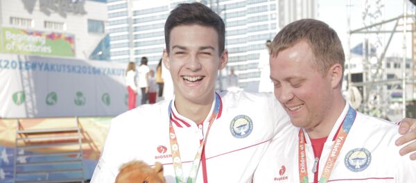 Участник Олимпиады-2016, кыргызстанский пловец Денис Петрашов с тренером Участник Олимпиады-2016, кыргызстанский пловец Денис Петрашов с тренером - Sputnik Кыргызстан