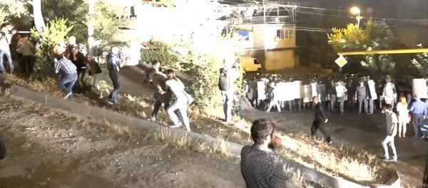Полицейские в Ереване разогнали протестующих газом и светошумовыми гранатами - Sputnik Кыргызстан