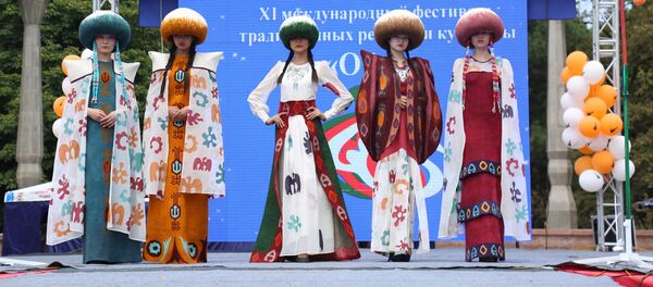 Дизайнерлердин кыздар үчүн тиккен көйнөгү жана баш кийими Дизайнерлердин кыздар үчүн тиккен көйнөгү жана баш кийими - Sputnik Кыргызстан