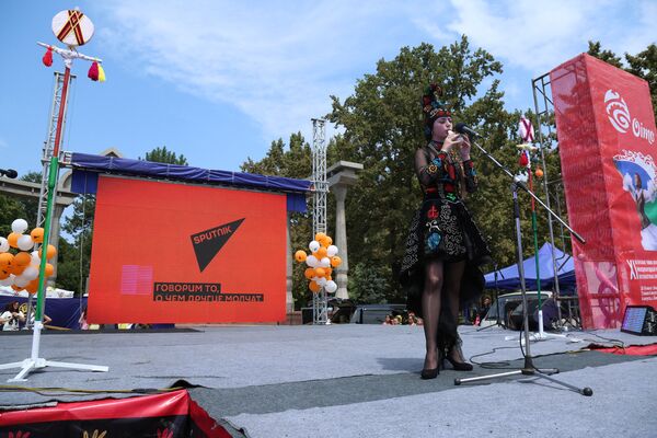 Мария Наумова элдик Эсимде чыгармасын чопо чоор менен аткарды - Sputnik Кыргызстан