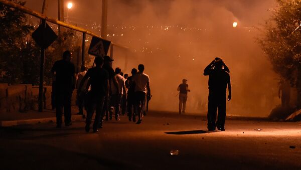 Протестующие во время столкновения с полицейскими на улице близ захваченного в Ереване здания полка патрульно-постовой службы. - Sputnik Кыргызстан