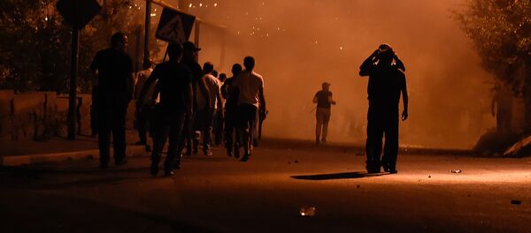 Протестующие во время столкновения с полицейскими на улице близ захваченного в Ереване здания полка патрульно-постовой службы. - Sputnik Кыргызстан