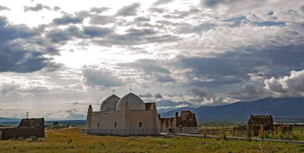 Реконструкция мавзолея Тайлак-баатыра в Нарынской области - Sputnik Кыргызстан